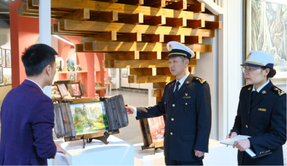 张家界砂石画出口数量创新高 今年已出口1500幅