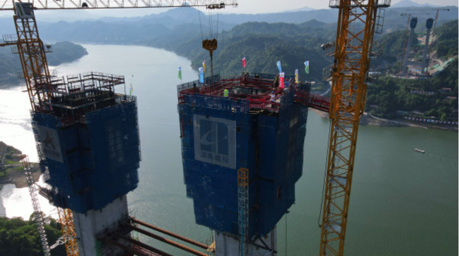 湖南在建跨径最大悬索桥主塔封顶