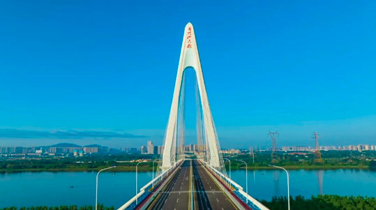 香炉洲大桥通车 为长沙第14条跨湘江的过江通道，有&ldquo;湘江之钻&rdquo;美称