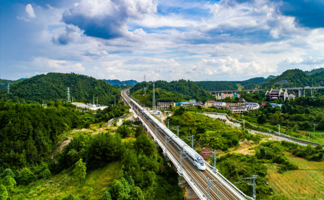 湖南高铁站暑运预计发送旅客2200万人次 14趟高铁支持&ldquo;人宠同车&rdquo;无忧出行
