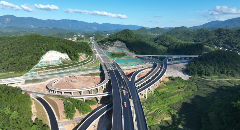 新新高速首个路面工程完工，全线通车按下&ldquo;加速键&rdquo;