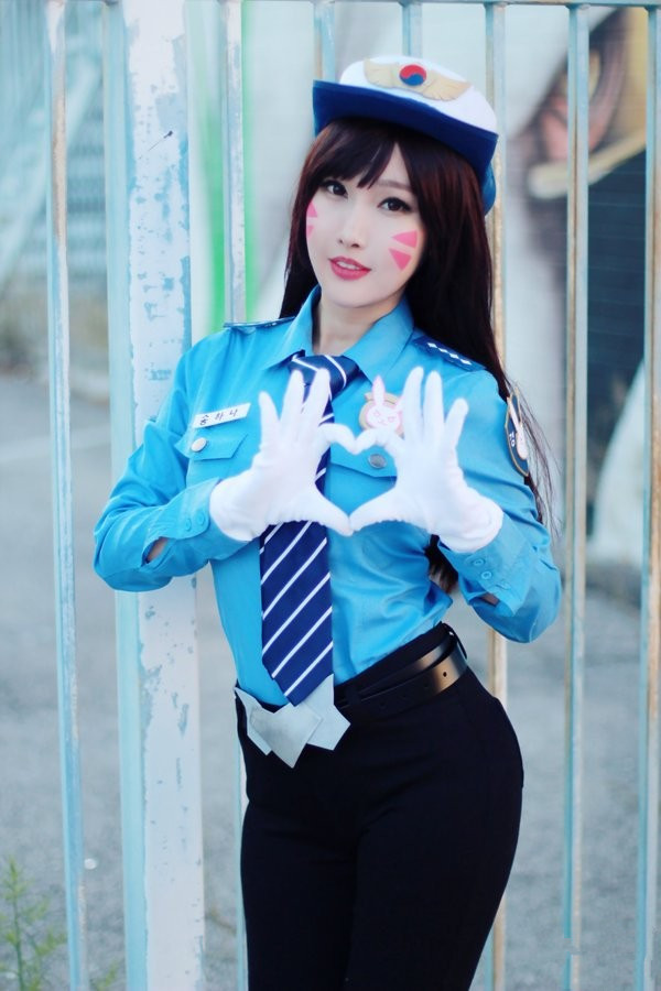 美国小姐姐RinnieRiot给大家带来的D.VA女警COS 美国小姐姐RinnieRiot给大家带来的D.VA女警COS