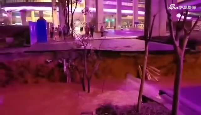 长沙一处路面坍塌 疑与在建地铁一条小巷道有关
