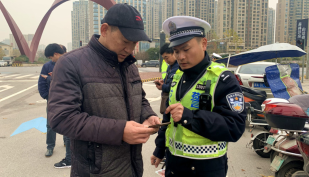 &ldquo;曝光自己&rdquo;集赞20可免除轻微交通违法处罚？交警回复：是真的！