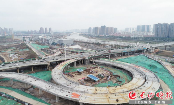 长沙东二环鸭子铺立交桥梁主体贯通 预计上半年建成通车