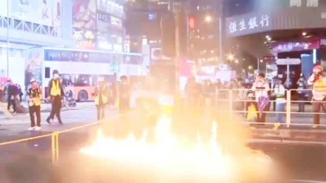 丧心病狂！香港暴徒打砸发热门诊向警察狂咳