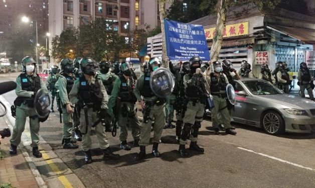 暴徒堵路纵火 港媒：港警拘约60人，含元朗区议会主席