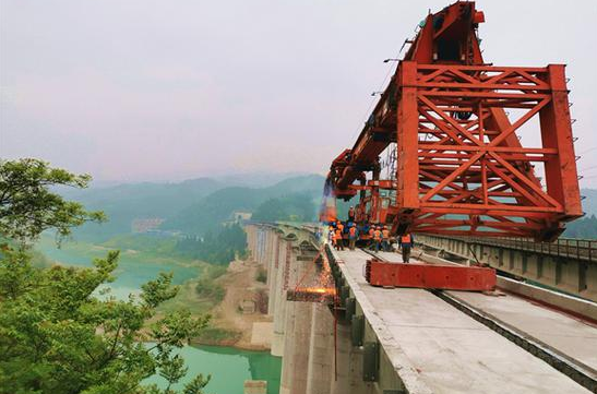 渝怀铁路二线建设有序推进 麻溪河右线特大桥贯通