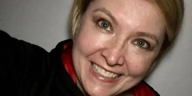 美国女护士自愿上前线后被感染，被发现在家中沙发上独自去世