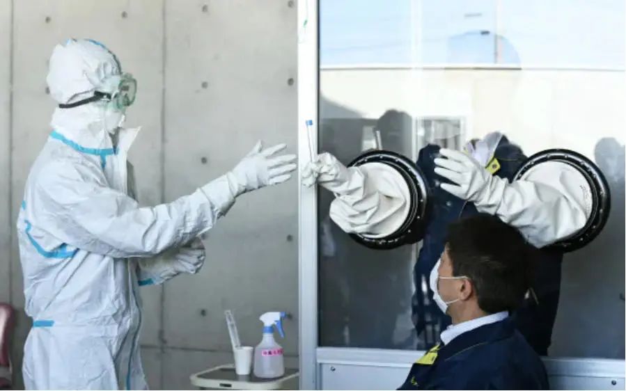 韩日媒体：日本大量确诊患者无法入院，有医护轮流穿同一件防护服