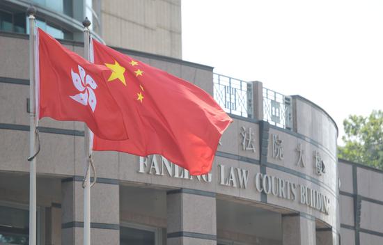 香港两名16岁少年打砸饮品店今日提堂 父亲一脸愁容