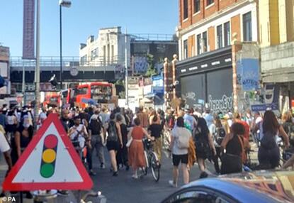 加拿大之后又一国！英国伦敦也爆发抗议，示威者高喊：&ldquo;英国并不无辜！&rdquo;