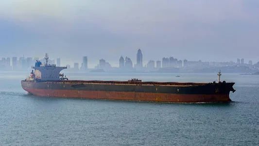 世界低油价，进口原油的油轮在中国沿海排起长队