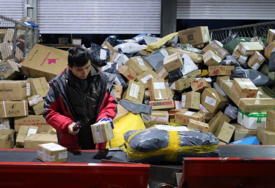 快递业逆势增长 我国今年快递业务收入有望超8600亿元
