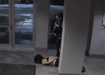 加拿大警察暴力执法画面曝光！亚裔女生遭&ldquo;踩头杀&rdquo;