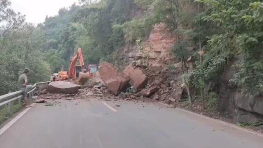 湖南：暴雨致国道沅陵段发生山体塌方 目前路已抢通