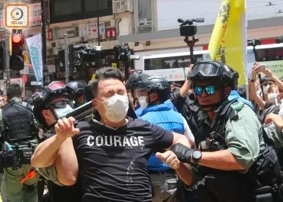 香港国安法生效后被捕第一人出现！