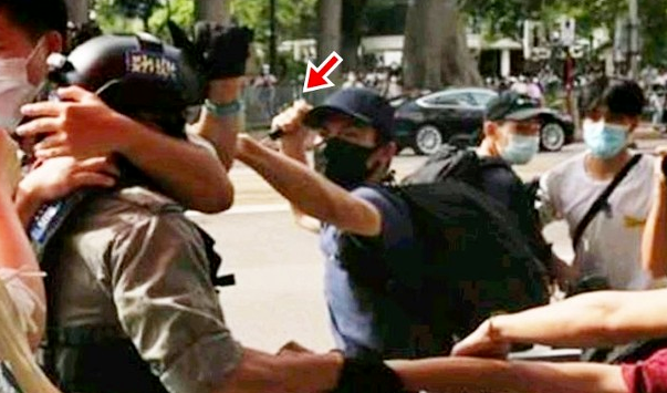 香港男子伤完警连夜逃英国 被亲友举报在机场被抓！