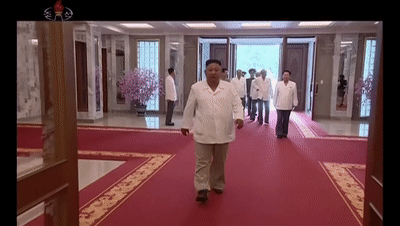 朝鲜央视曝光金正恩最新画面：步履矫健行动自如