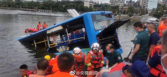 贵州安顺坠入水库公交，共搜救出36人，其中21人死亡