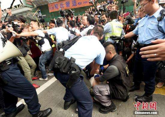 香港警方拘捕5男2女：涉协助袭警罪犯逃离香港