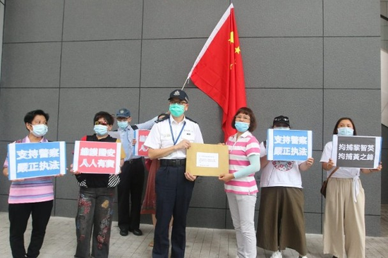 逾3千市民向港警＂一哥＂请愿 ＂拘捕汉奸黎智英黄之锋＂
