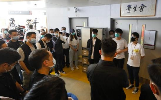 港警持搜查令到港理工调查 多名学生一度阻挡