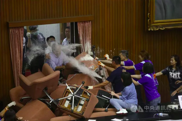 台湾这次&ldquo;斗殴&rdquo;，丢人丢到欧洲去了！