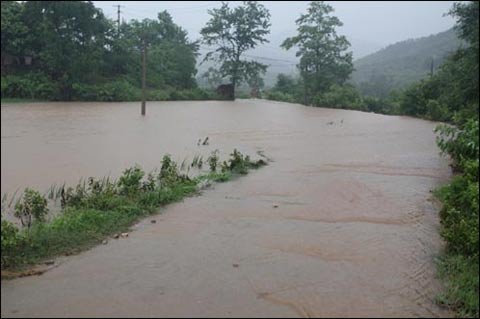 暴雨山洪地质灾害预警发布 强降雨致灾风险高需加强防范