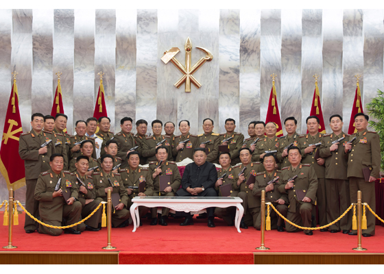金正恩授予朝鲜人民军高级指挥人员＂白头山＂纪念手枪