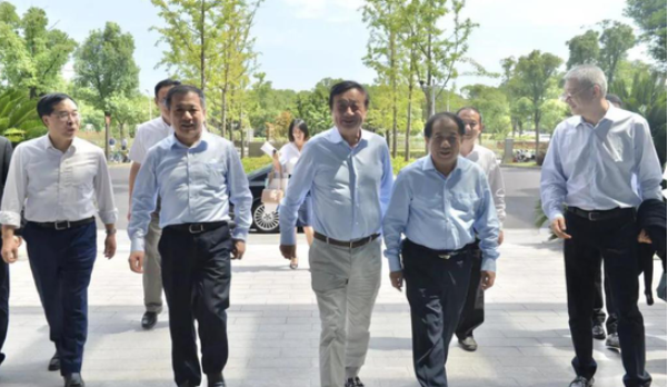 任正非再露面！三天去了三所高校，传递两个重要信号