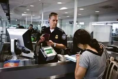 港媒：更多中国公民在美国海关被搜查