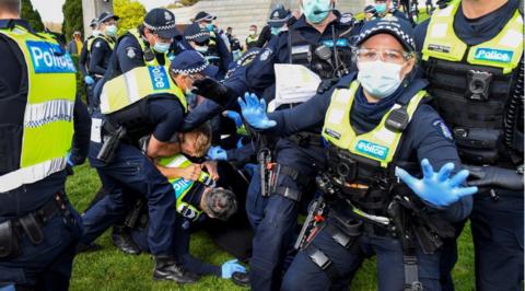 澳大利亚爆发反封锁抗议:警民激烈冲突 一名孕妇被捕