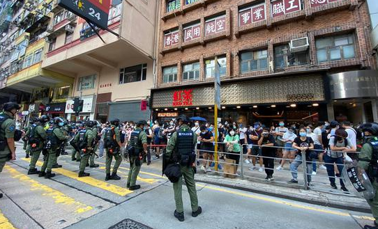 香港九龙多地出现非法集结 黄之锋现身 港警严正执法