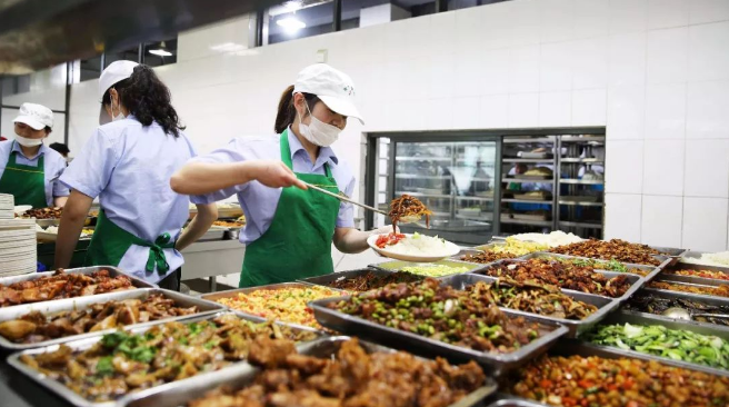 接触肉类的学校食堂员工每14天要进行一次核酸检测