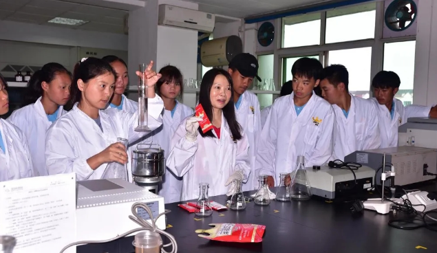 湖南平江首开辣条专业班 该班学生称&ldquo;行行出状元&rdquo;
