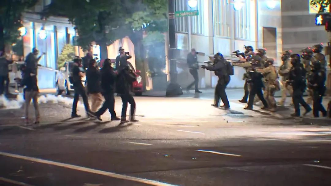 美国新一轮骚乱开始了，有人开枪射中了警察