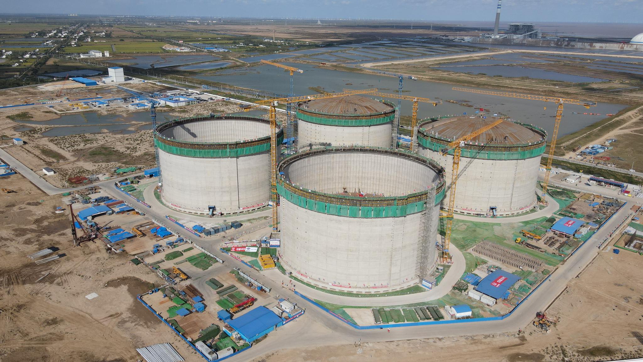 国内最大LNG储罐成功升顶 由中国自主设计、自主建造