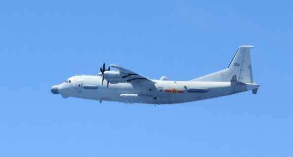 中国054A舰穿越宫古海峡进入东海 日本舰机紧盯