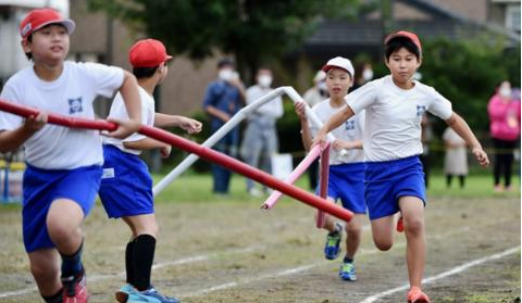 场面过于欢乐！日本小学运动会现2米长接力棒