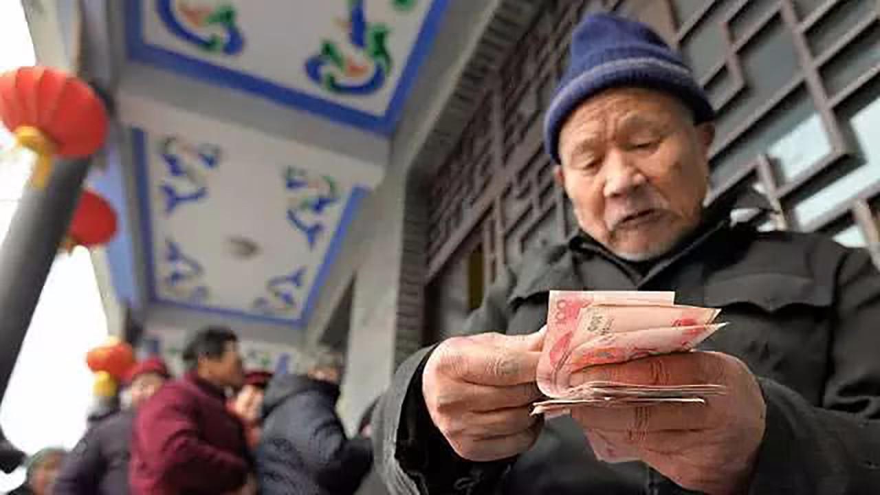 人社部：能够确保养老金按时足额发放