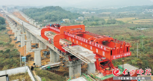常益长铁路长沙段架梁施工迎重大节点 望城制梁场至长沙西站方向箱梁架设完成