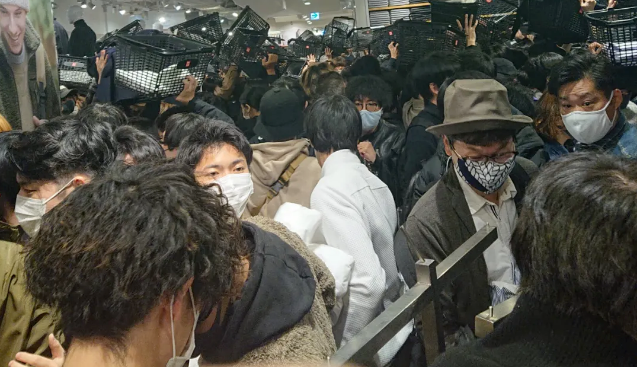 日本门店被挤爆 日网民:以为是中国 结果是日本
