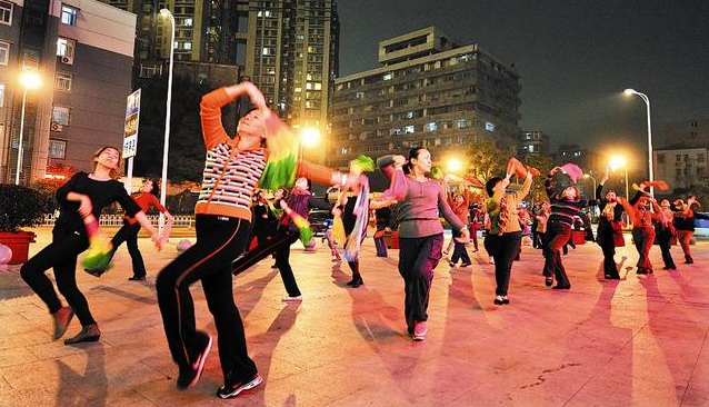 社区团购争夺战激烈 广场舞大妈成&ldquo;香饽饽&rdquo;