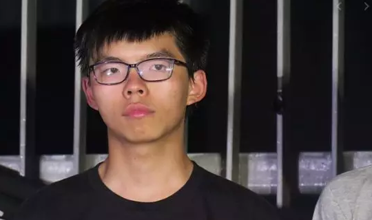 涉嫌非法集结，黄之锋在社交媒体发文声称：今日承认所有控罪