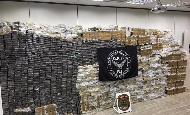 巴西警方于里约热内卢州查获2.5吨可卡因 创该州最大单次毒品缴获纪录