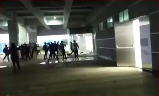 台企印度苹果工厂遭打砸：2000人参与破坏 现场一片狼藉