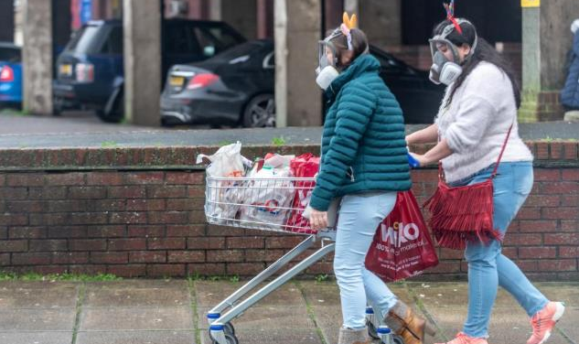 英国现恐慌抢购潮：有人持刀和羊腿威胁超市保安
