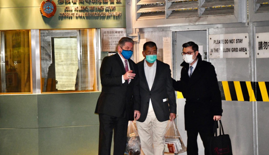 黎智英获准保释后第一天，港媒称其无视病毒传播风险似乎在家中搞聚餐