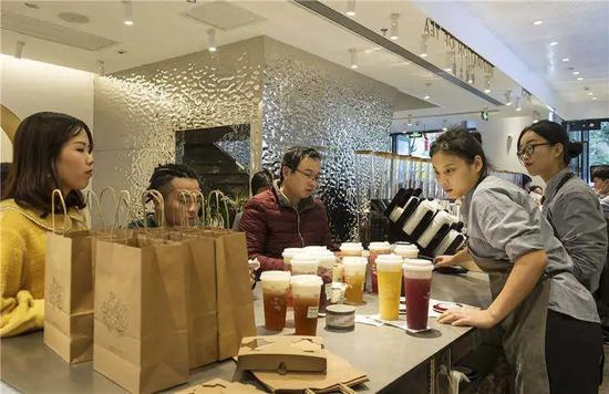 很&ldquo;穷&rdquo;的年轻人 怎么成了花钱消费的主力军？